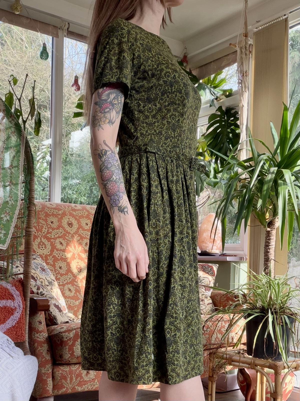 Vintage 1960s Paisley Dress Green Patterned Midi Dress with Belt Size 12 to 14