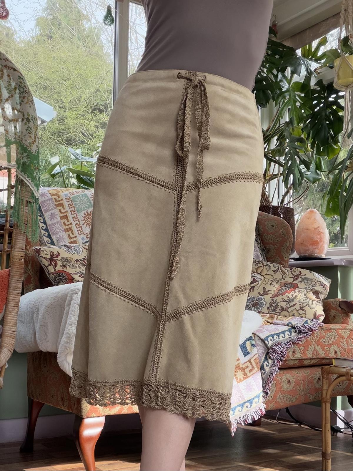 Vintage Y2K Suede Skirt Boho Beige Midi Skirt with Crochet Trim Size 10