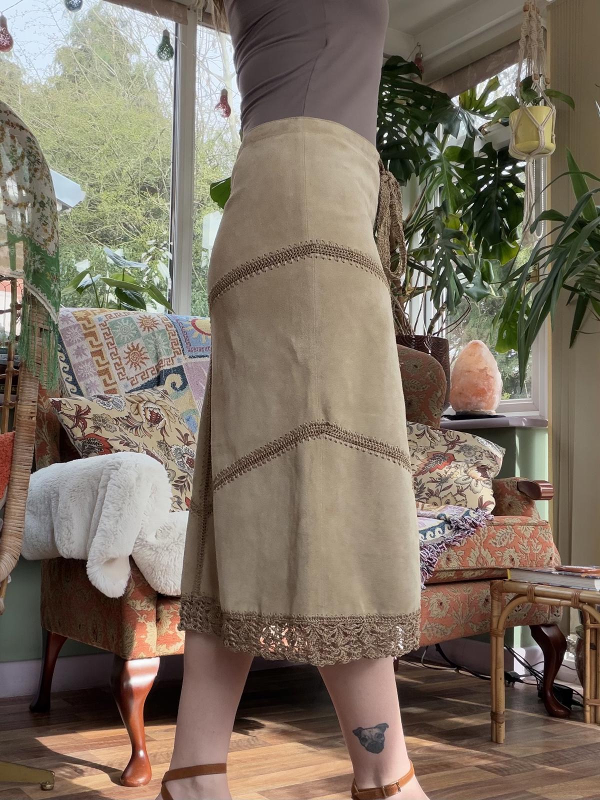Vintage Y2K Suede Skirt Boho Beige Midi Skirt with Crochet Trim Size 10