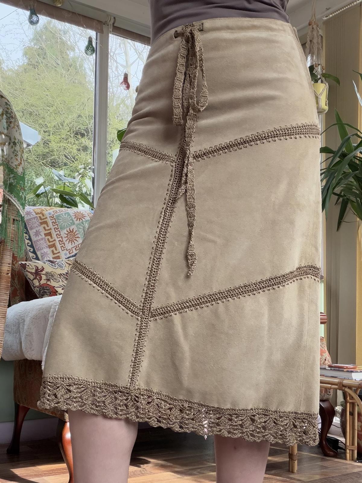 Vintage Y2K Suede Skirt Boho Beige Midi Skirt with Crochet Trim Size 10