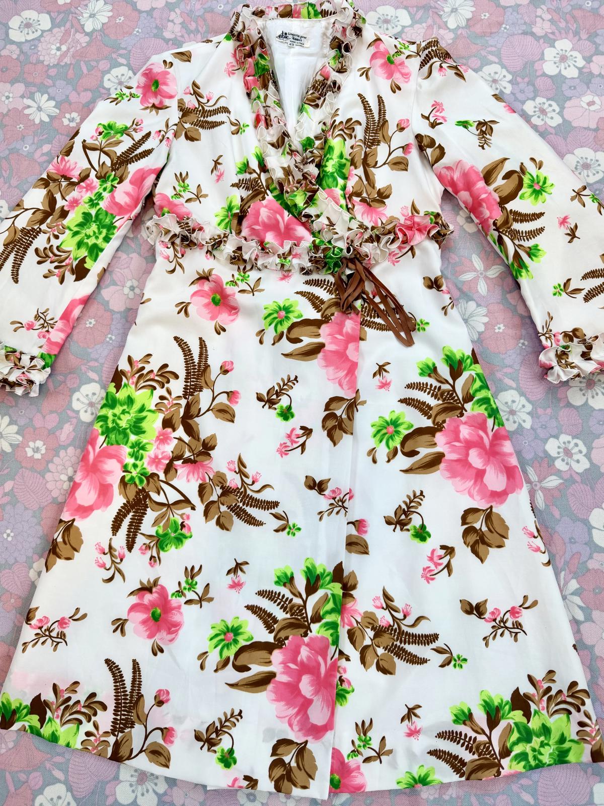 Vintage 1960s Floral Wrap Dress Robe with Ruffle Sleeves Retro dressing 8 to 10