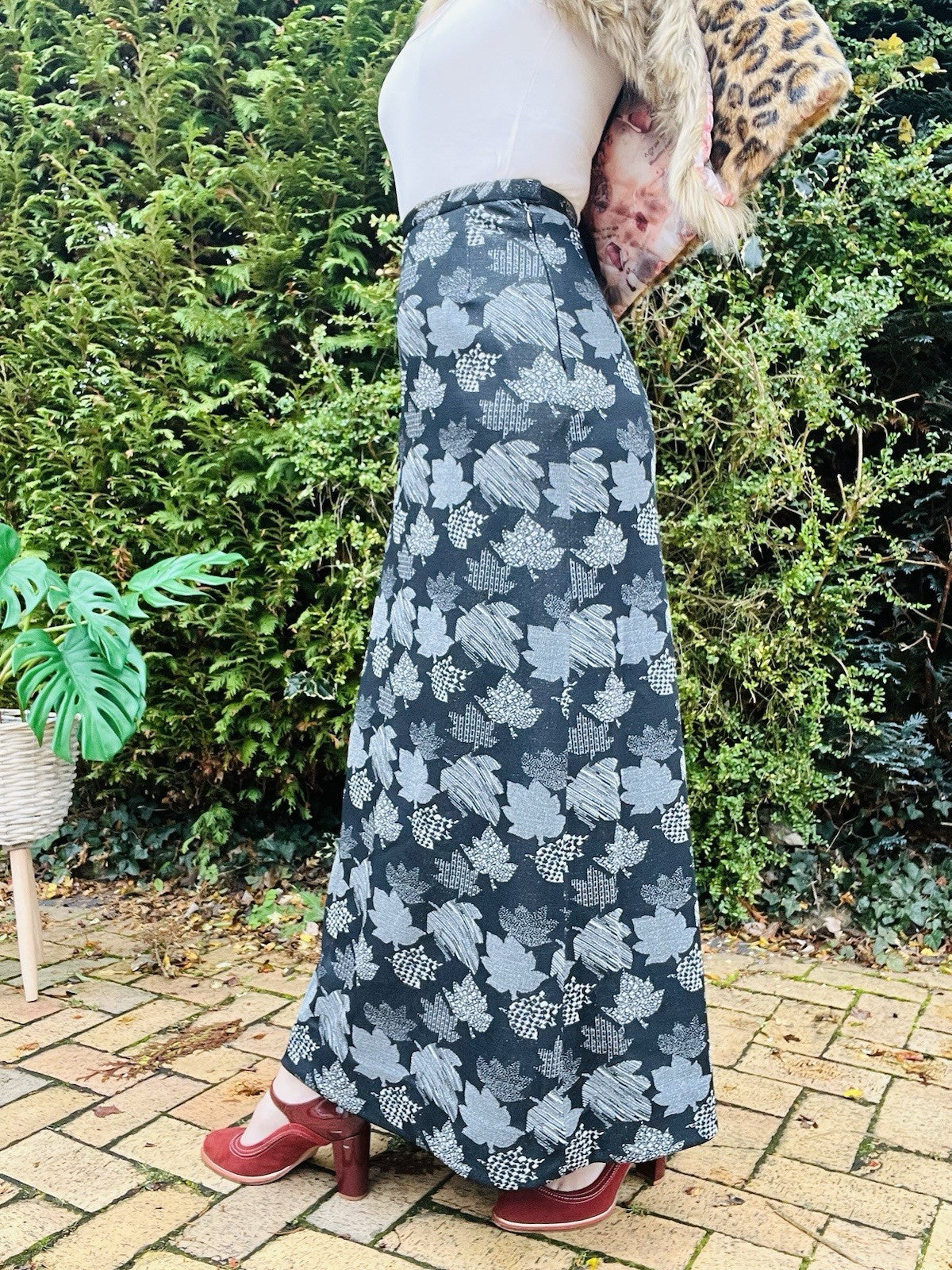 Vintage 70s Long Skirt Autumn Leaf Print Silver Black Maxi Length Size 8