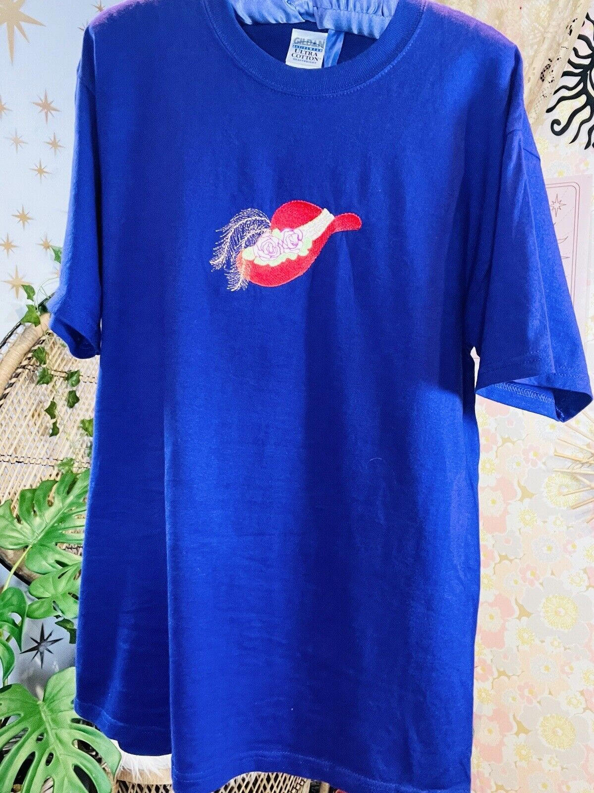 Vintage 1980s T-shirt Gildan Activewear With Embroidered Design Size M Purple
