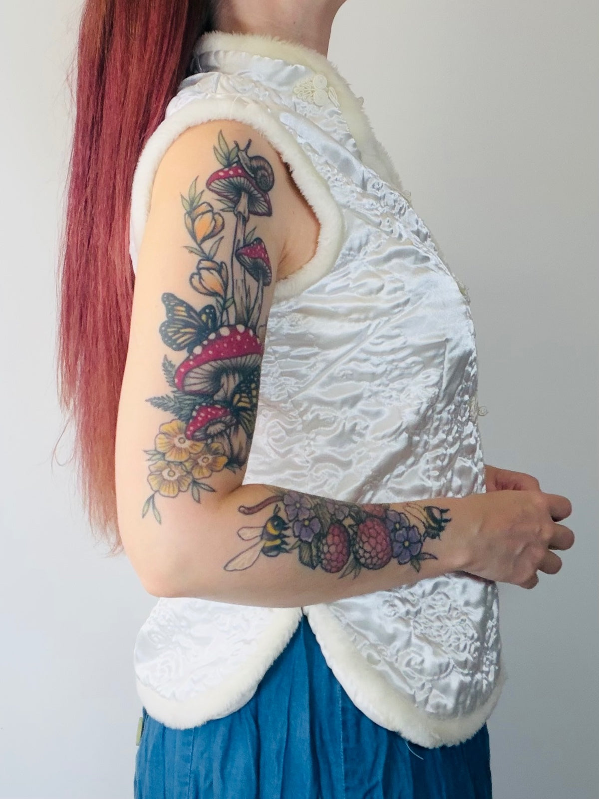Vintage White Satin Embroidered Sleeveless Vest with Faux Fur Trim Size 10 to 12