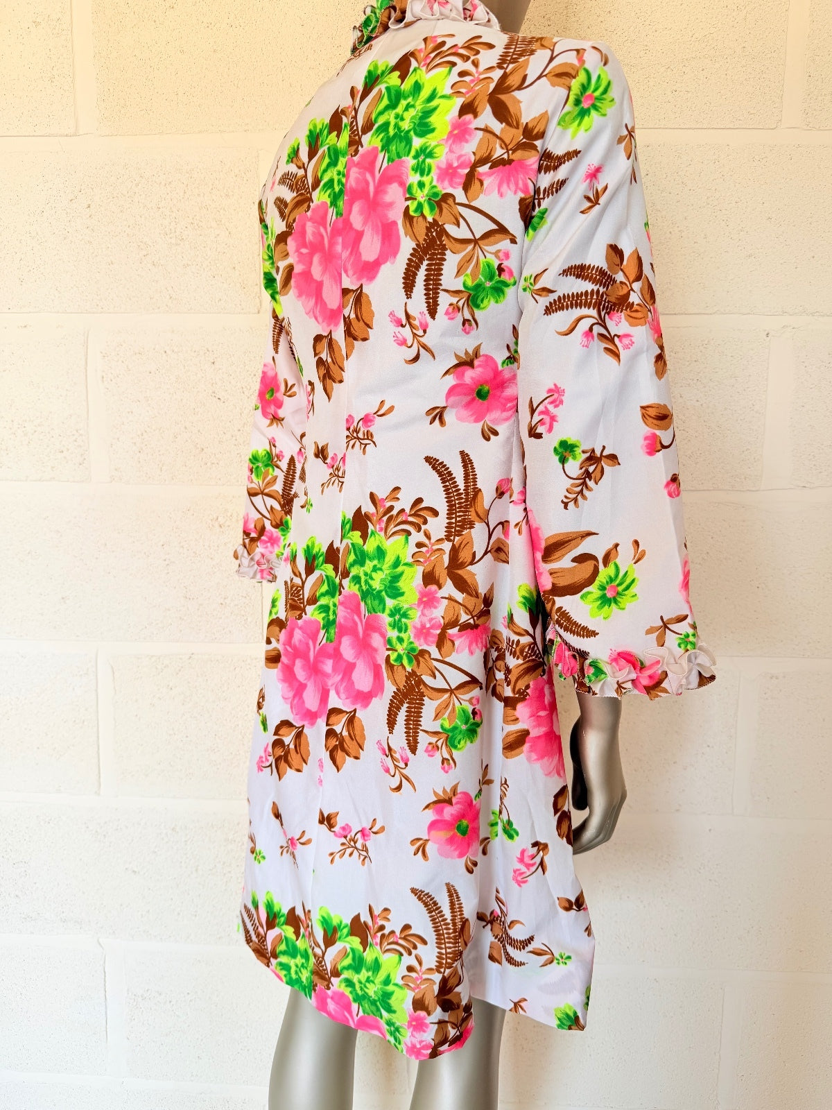Vintage 1960s Floral Wrap Dress Robe with Ruffle Sleeves Retro dressing 8 to 10