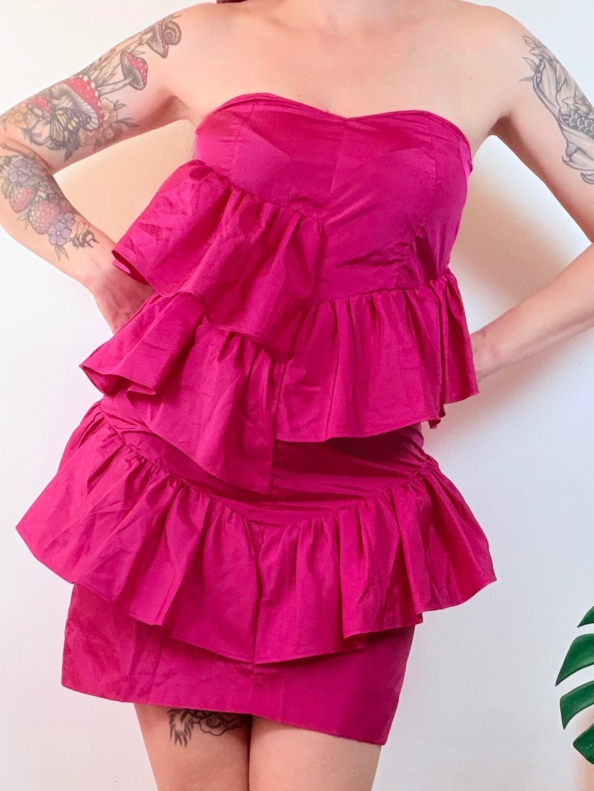 Vintage 1980s Party Dress Strapless Ruffle Mini Dress in Vibrant Pink Size 8
