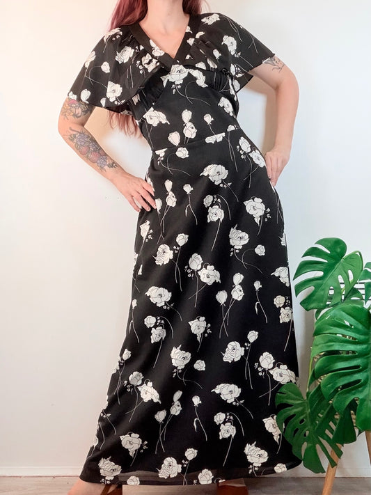 Vintage 1970s Maxi Dress with White Floral Print and Capelet Collar Size 16