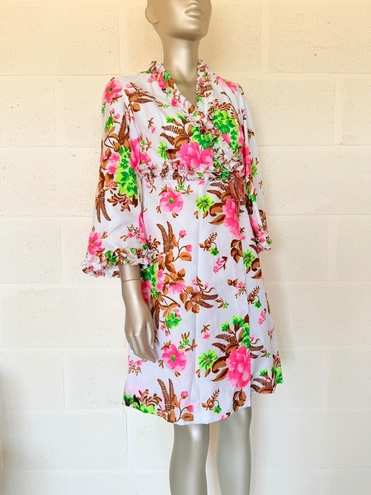 Vintage 1960s Floral Wrap Dress Robe with Ruffle Sleeves Retro dressing 8 to 10