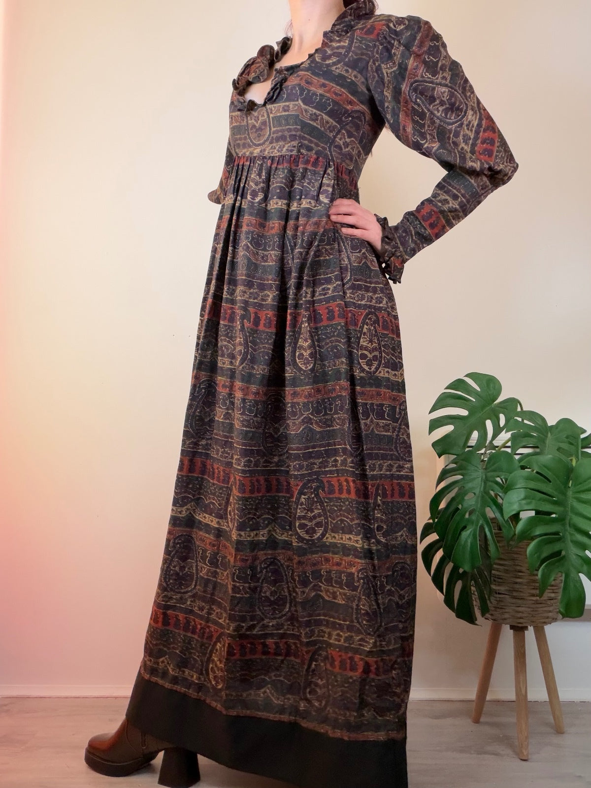 Vintage 1970s Maxi Dress with Ruffled Neckline and Paisley Print Size 10