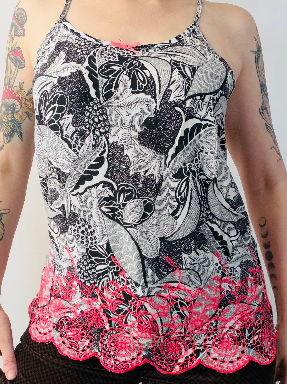 Floral Print Cami Top Y2K Style with Pink Lace Hem Crisscross Straps Size 10