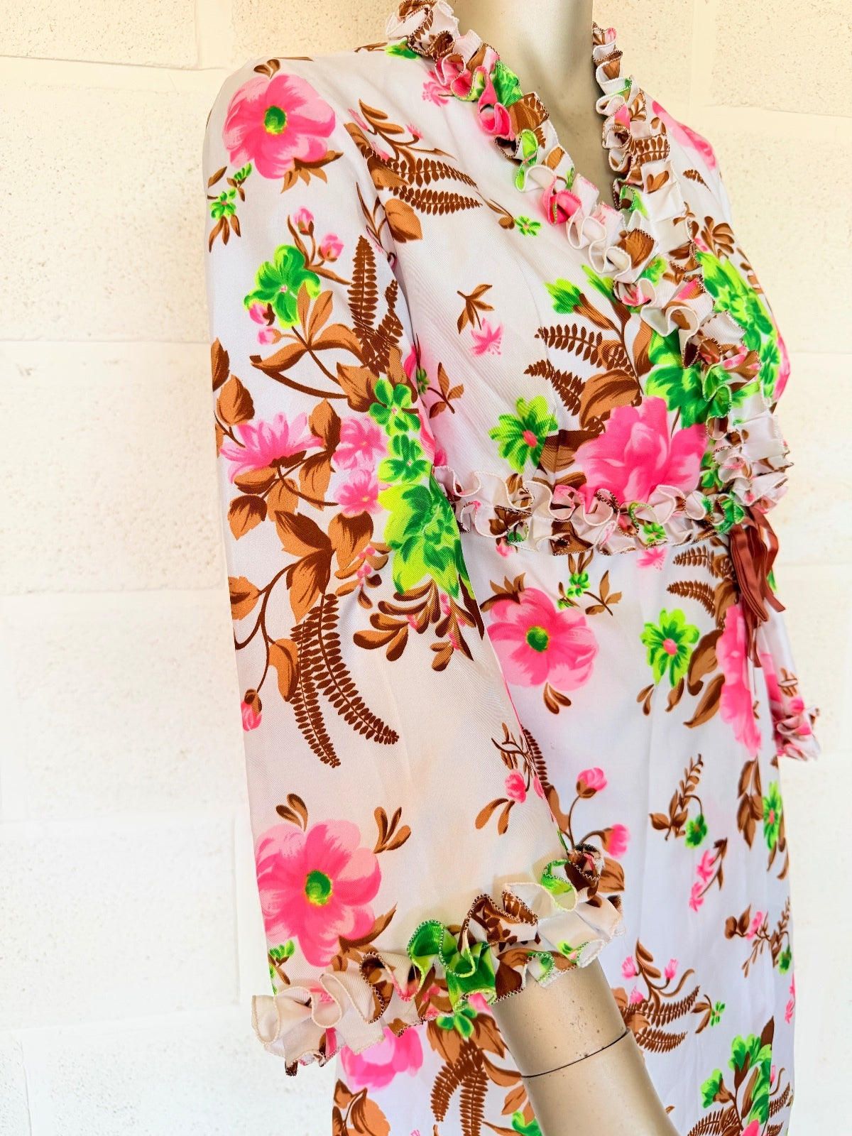 Vintage 1960s Floral Wrap Dress Robe with Ruffle Sleeves Retro dressing 8 to 10