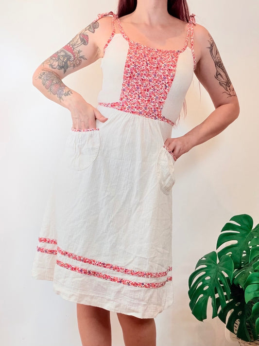 Vintage 1960s Cottagecore Dress Floral 100% Cotton Sundress with Pockets Size 8