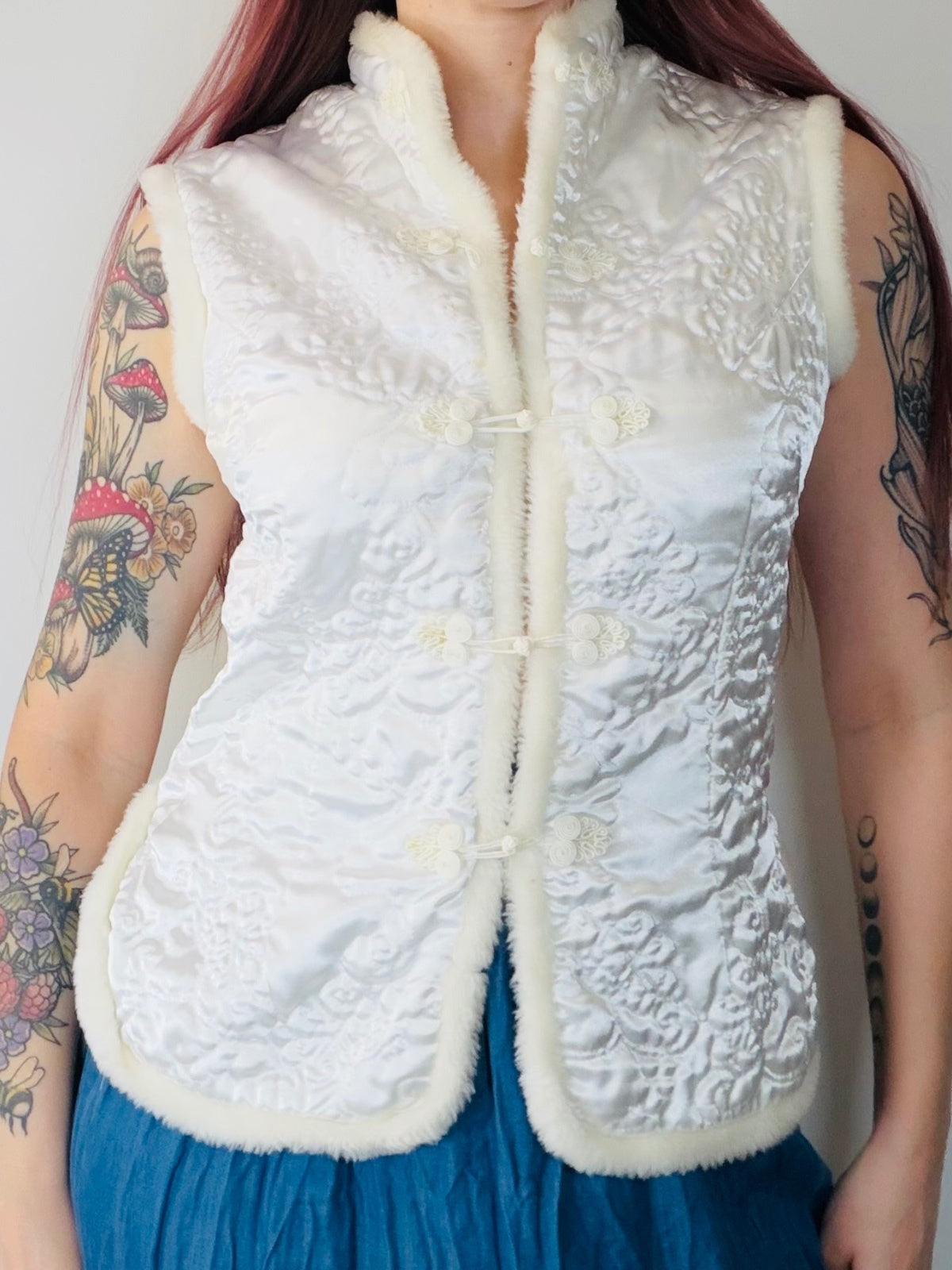 Vintage White Satin Embroidered Sleeveless Vest with Faux Fur Trim Size 10 to 12