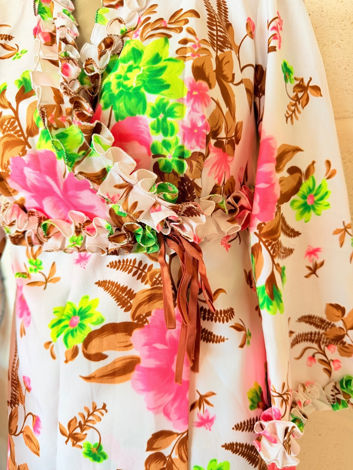 Vintage 1960s Floral Wrap Dress Robe with Ruffle Sleeves Retro dressing 8 to 10