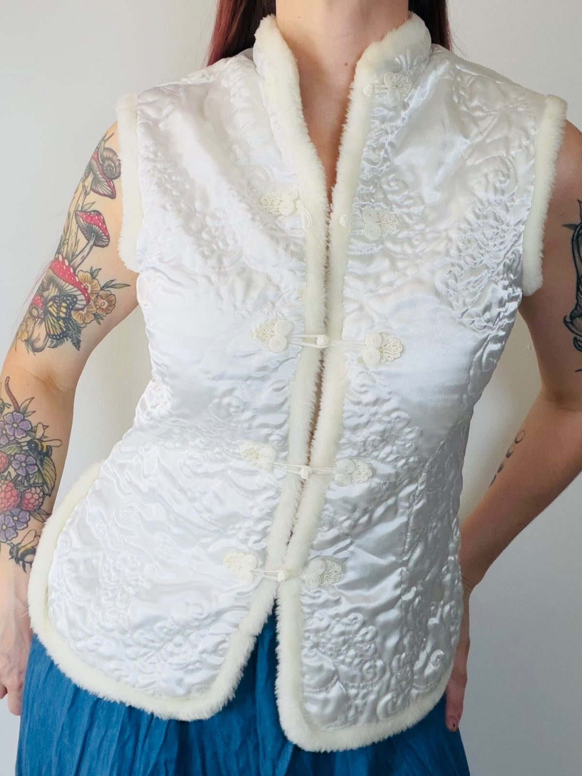 Vintage White Satin Embroidered Sleeveless Vest with Faux Fur Trim Size 10 to 12
