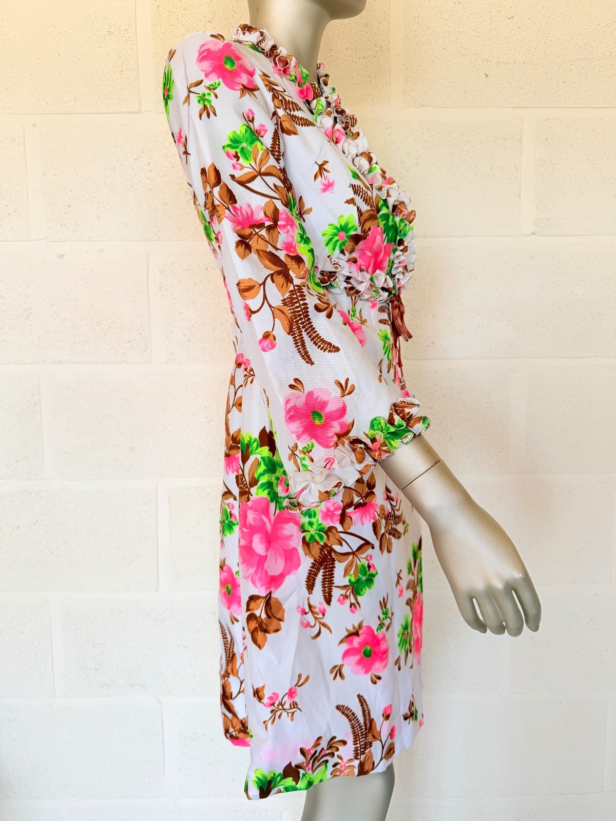 Vintage 1960s Floral Wrap Dress Robe with Ruffle Sleeves Retro dressing 8 to 10