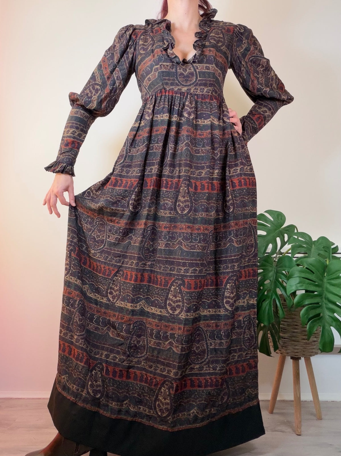 Vintage 1970s Maxi Dress with Ruffled Neckline and Paisley Print Size 10