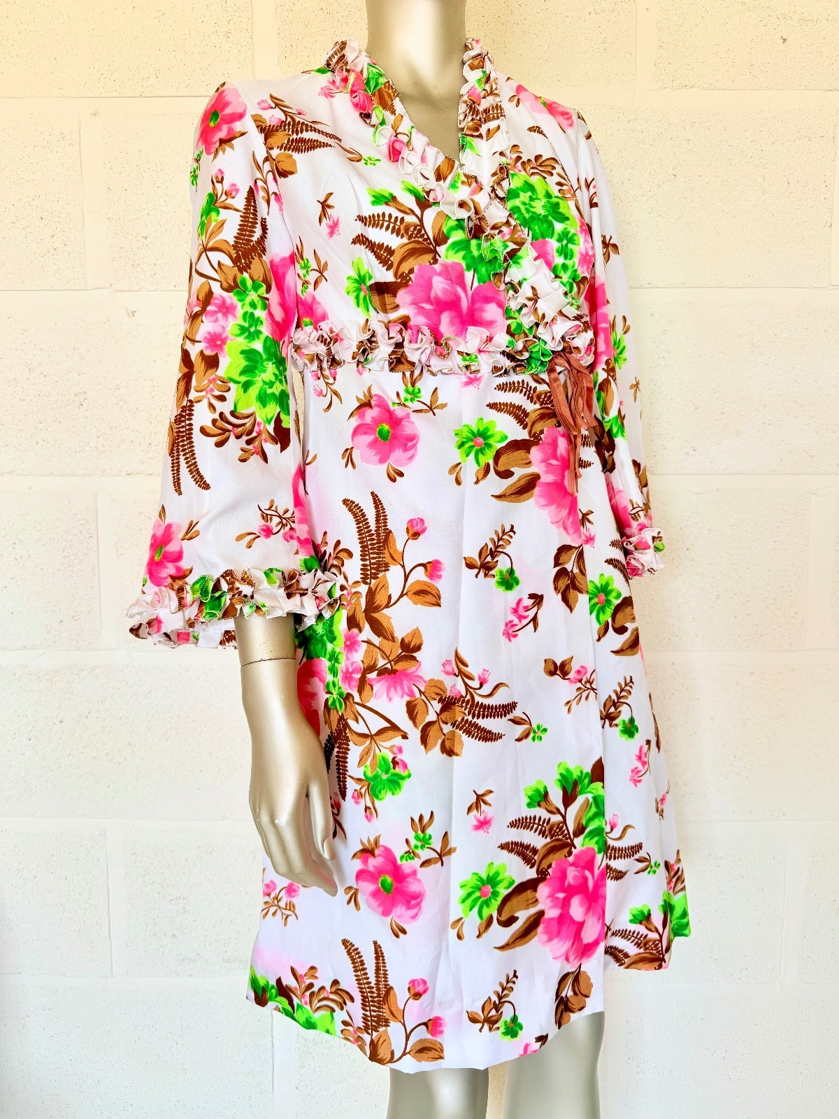 Vintage 1960s Floral Wrap Dress Robe with Ruffle Sleeves Retro dressing 8 to 10