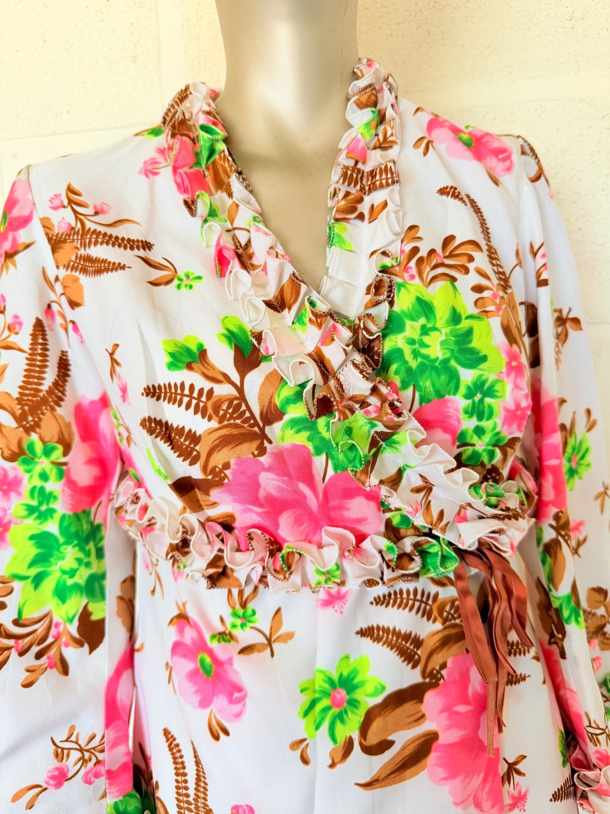 Vintage 1960s Floral Wrap Dress Robe with Ruffle Sleeves Retro dressing 8 to 10