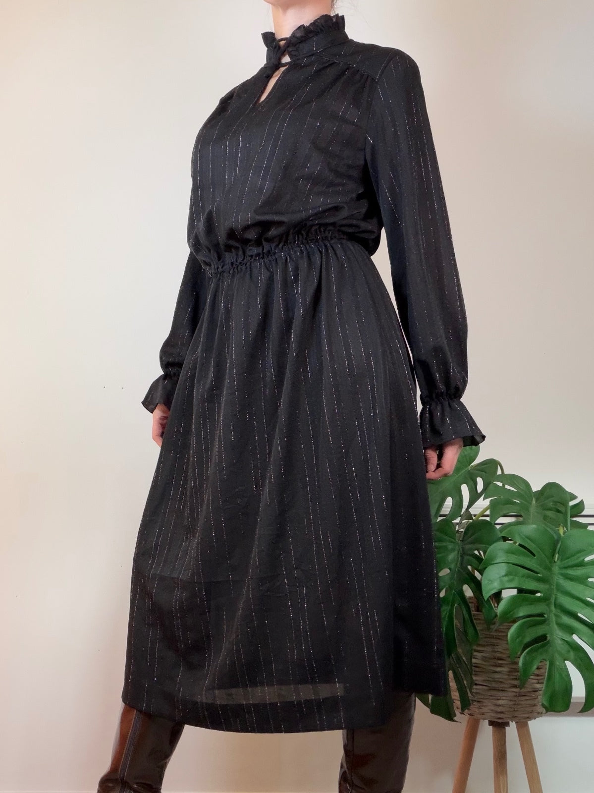 Vintage 1980s Black Dress with Shimmering Stripes and Ruffled Collar Size 16