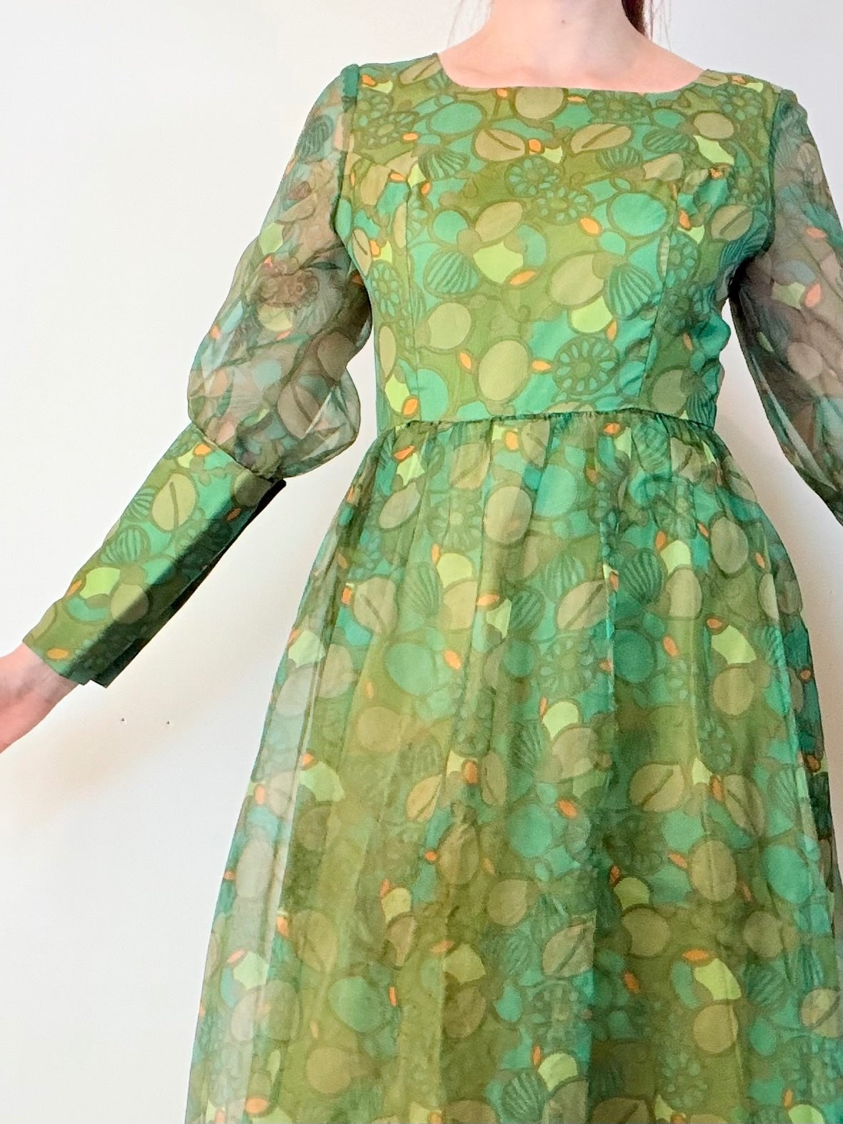 Vintage 1970s Maxi Dress with Green Leaf Print and Buttoned Cuffs Size 10