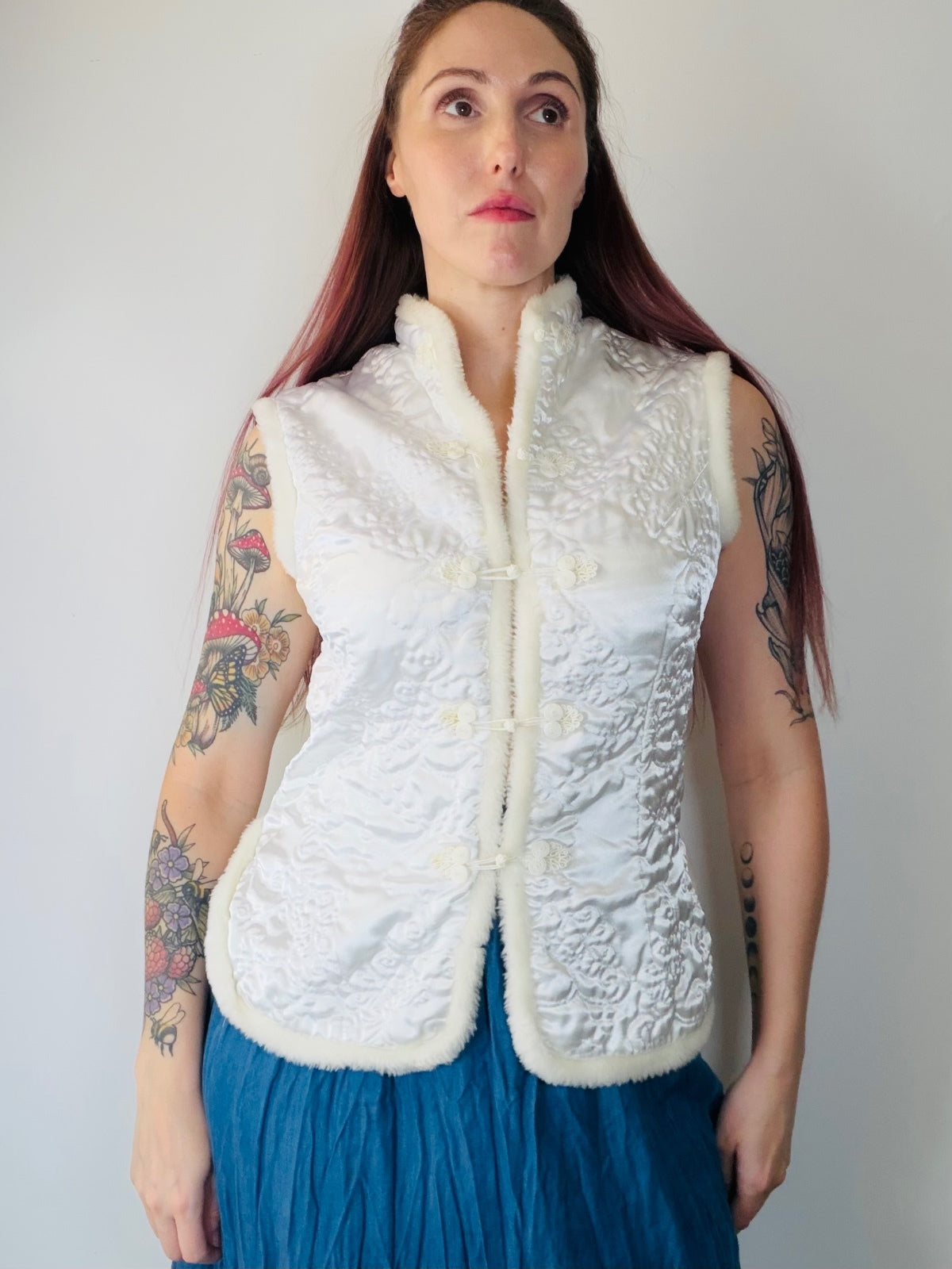 Vintage White Satin Embroidered Sleeveless Vest with Faux Fur Trim Size 10 to 12
