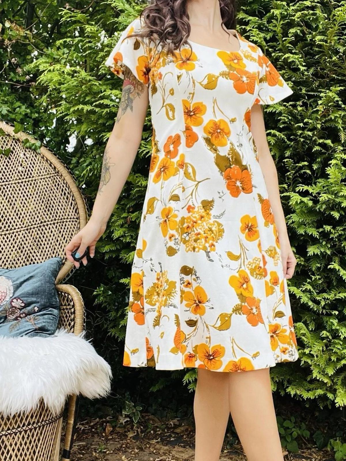 Vintage 1960s Floral Dress Short Sleeve Bold Flower Print Knee Length Dress 12
