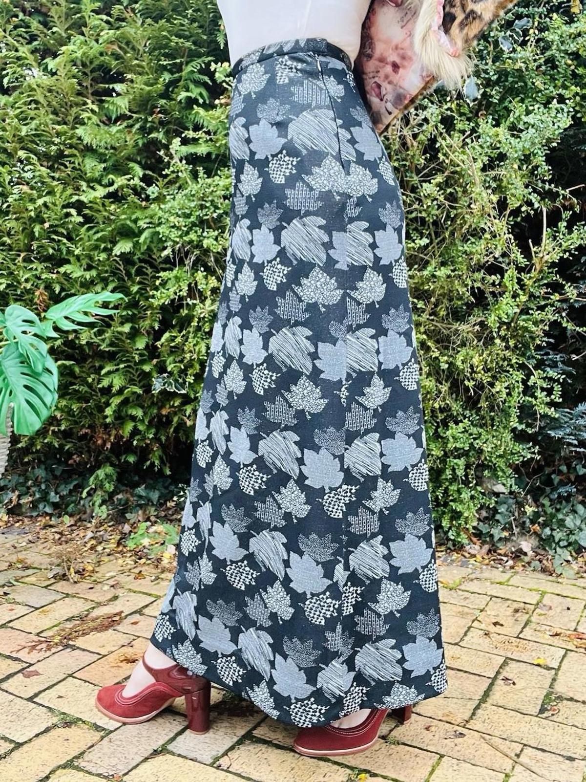 Vintage 1970s Long Skirt Autumn Leaf Print Silver Black Maxi Length Size 8