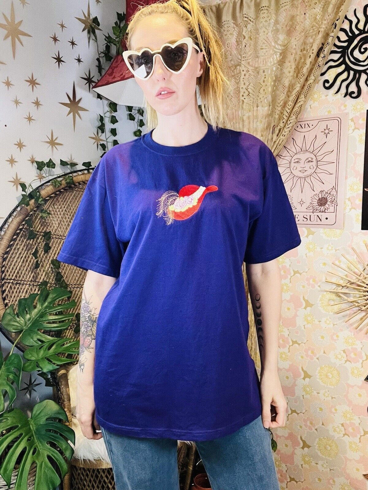 Vintage 1980s T-shirt Gildan Activewear With Embroidered Design Size M Purple