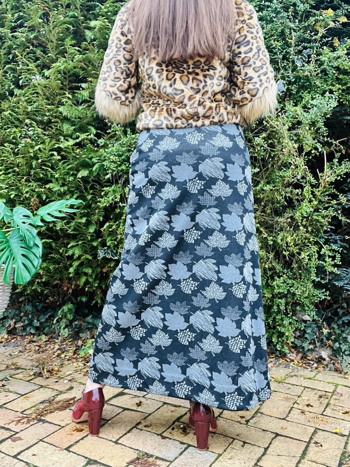 Vintage 70s Long Skirt Autumn Leaf Print Silver Black Maxi Length Size 8