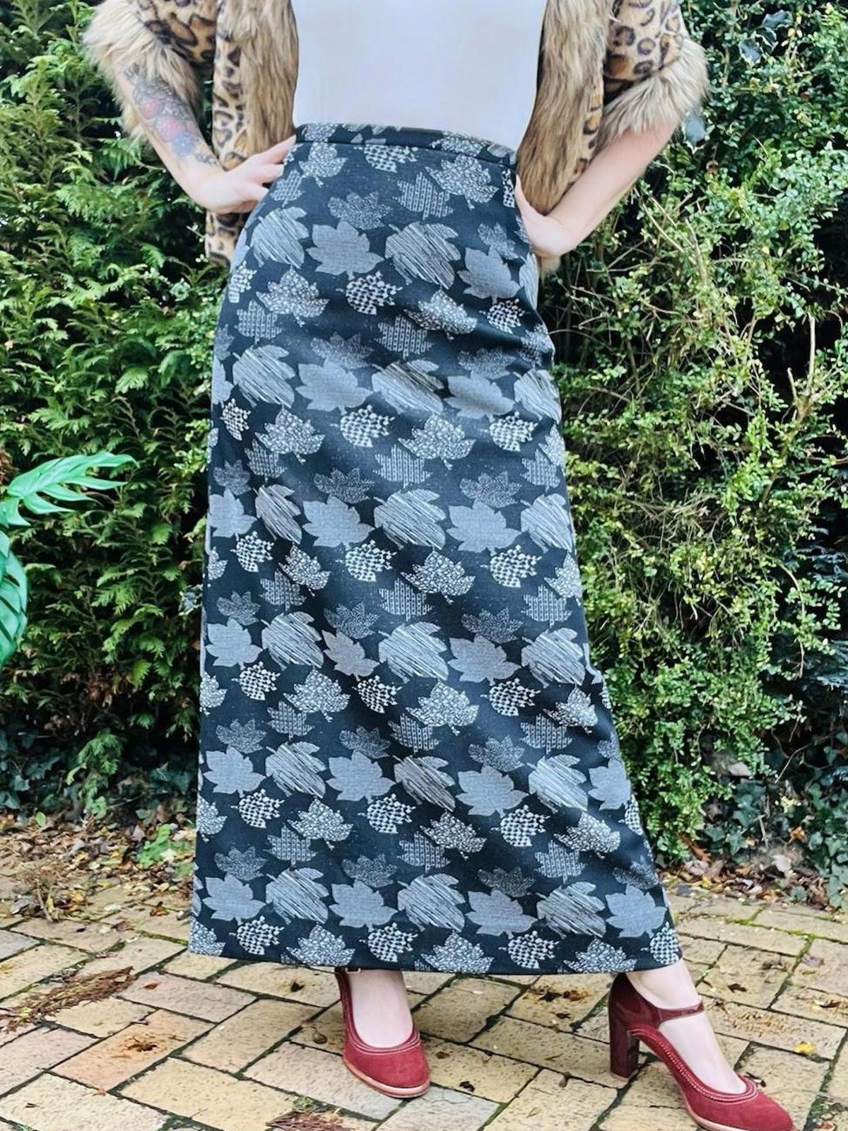 Vintage 1970s Long Skirt Autumn Leaf Print Silver Black Maxi Length Size 8